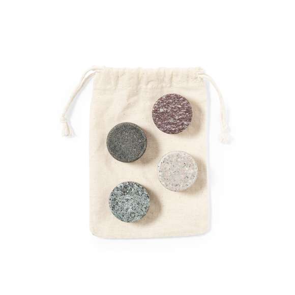Set de 4 cubitos reutilizables. Fabricados en granito, mantieniendo la bebida fría sin alterar sus propiedades al no diluir su contenido en agua, además de mantener el sabor original de la misma. Presentados en funda de algodón con cordón de cierre.