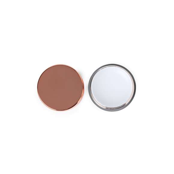 Bálsamo labial vegano dermatológicamente testado. Una alternativa 100% natural y de origen vegetal. Con aroma vainilla y protección SPF15. En tarrito de aluminio con tapa a rosca y acabado metalizado.