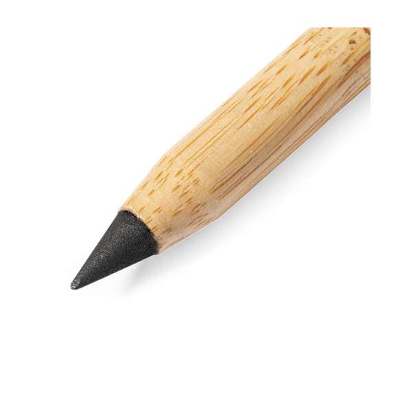 Lápiz eterno fabricado en bambú. Reutilizable y con escritura infinita, para así usar siempre el mismo lápiz y no generar residuos. Incluye goma de borrar en la parte superior del lápiz.Presentado en estuche individual troquelado de cartón reciclado que contiene lima afiladora. Materiales como el bambú fomentan la utilización de materias primas naturales reduciendo las emisiones contaminantes. Además, el bambú proviene de una planta de gran resistencia y versatilidad, con crecimiento y regeneración rápida, siendo una excelente alternativa al uso de madera tradicional.