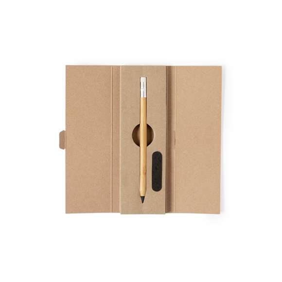 Lápiz eterno fabricado en bambú. Reutilizable y con escritura infinita, para así usar siempre el mismo lápiz y no generar residuos. Incluye goma de borrar en la parte superior del lápiz.Presentado en estuche individual troquelado de cartón reciclado que contiene lima afiladora. Materiales como el bambú fomentan la utilización de materias primas naturales reduciendo las emisiones contaminantes. Además, el bambú proviene de una planta de gran resistencia y versatilidad, con crecimiento y regeneración rápida, siendo una excelente alternativa al uso de madera tradicional.