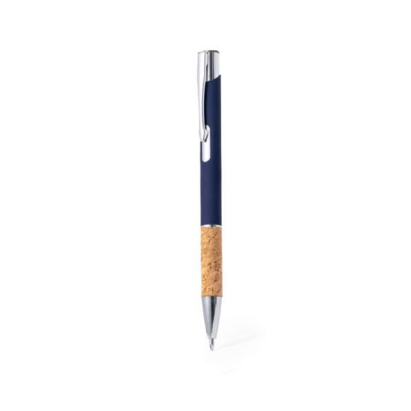 Elegante bolígrafo de línea nature y mecanismo pulsador. Cuerpo en resistente aluminio de acabado goma y empuñadura en corcho, con la caña en una amplia gama de distintivos colores. Clip metálico, con pulsador retráctil y en tinta azul. Presentado en bolsa individual reciclada.Elaborado con elementos vegetales para así fomentar la utilización de materias primas naturales y reducir las emisiones contaminantes.