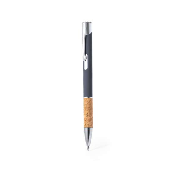Elegante bolígrafo de línea nature y mecanismo pulsador. Cuerpo en resistente aluminio de acabado goma y empuñadura en corcho, con la caña en una amplia gama de distintivos colores. Clip metálico, con pulsador retráctil y en tinta azul. Presentado en bolsa individual reciclada.Elaborado con elementos vegetales para así fomentar la utilización de materias primas naturales y reducir las emisiones contaminantes.