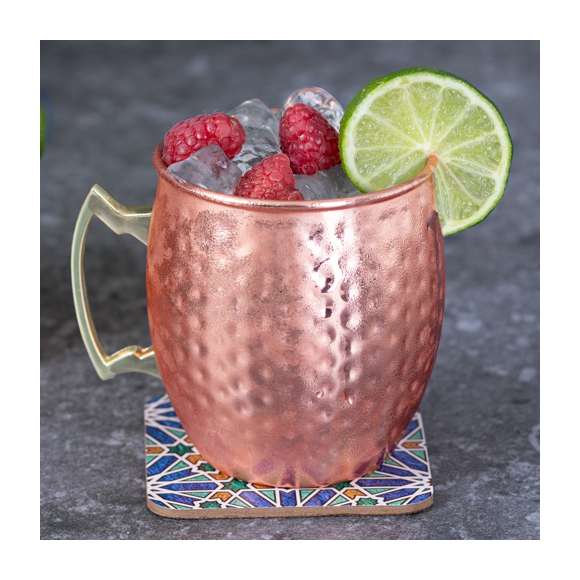 Taza de 500 ml de capacidad en acero inox con recubrimiento exterior de cobre galvanizado. Original diseño con acabado brillante, vintage y elegante. Presentada en exclusiva caja individual de diseño negra.