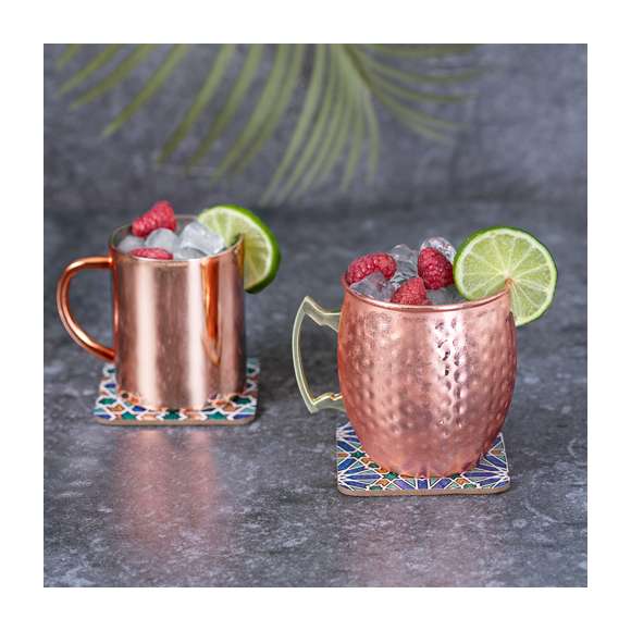 Taza de 500 ml de capacidad en acero inox con recubrimiento exterior de cobre galvanizado. Original diseño con acabado brillante, vintage y elegante. Presentada en exclusiva caja individual de diseño negra.