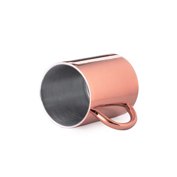 Taza de 280 ml de capacidad en acero inox de doble pared con recubrimiento exterior de cobre galvanizado. Innovador diseño con acabado brillo. Presentada en exclusiva caja individual de diseño negra.