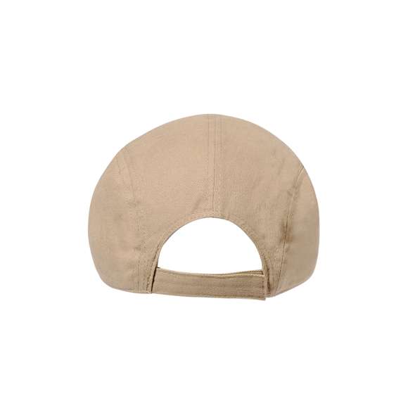 Gorra de corte clásico confeccionada en tejido 100% algodón. Con una pequeña visera y cierre de velcro, para un cómodo y firme ajuste en la cabeza. Disponible en variada gama de colores.