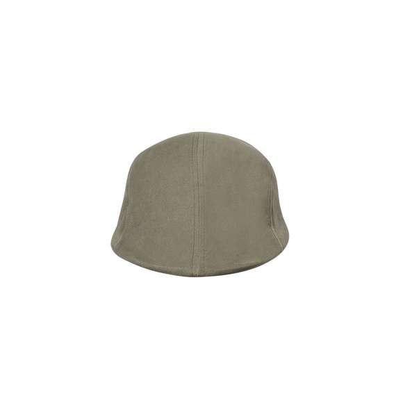 Gorra de corte clásico confeccionada en tejido 100% algodón. Con una pequeña visera y cierre de velcro, para un cómodo y firme ajuste en la cabeza. Disponible en variada gama de colores.