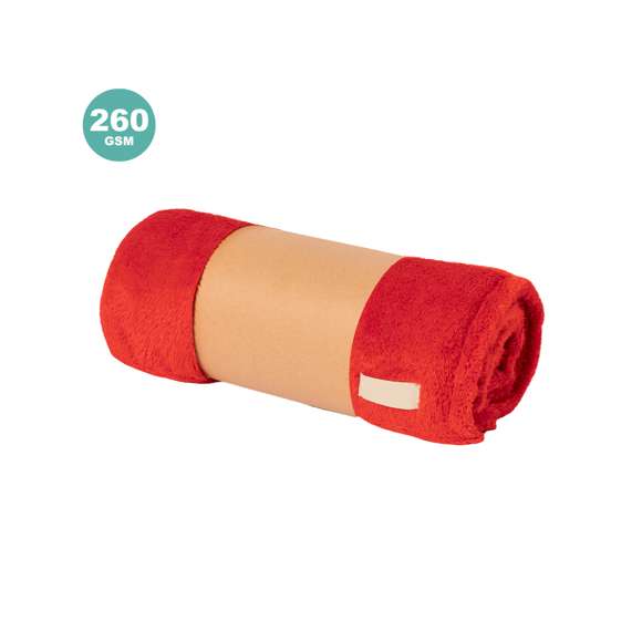 Manta de 130x160cm de suave tacto fabricada en coral fleece anti-pilling de 260g/m2. Incluye parche cosido en tela de poliéster para marcaje. Disponible en variada gama de colores. Presentación individual en funda de cartón reciclado para fácil impresión.