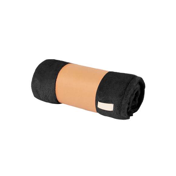 Manta de 130x160cm de suave tacto fabricada en coral fleece anti-pilling de 260g/m2. Incluye parche cosido en tela de poliéster para marcaje. Disponible en variada gama de colores. Presentación individual en funda de cartón reciclado para fácil impresión.