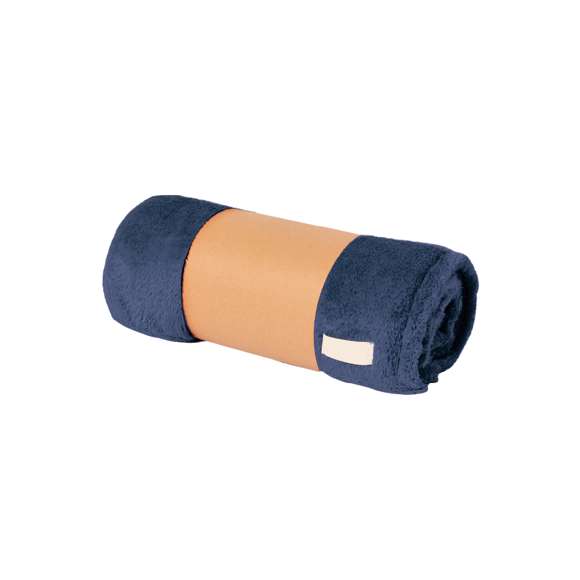Manta de 130x160cm de suave tacto fabricada en coral fleece anti-pilling de 260g/m2. Incluye parche cosido en tela de poliéster para marcaje. Disponible en variada gama de colores. Presentación individual en funda de cartón reciclado para fácil impresión.