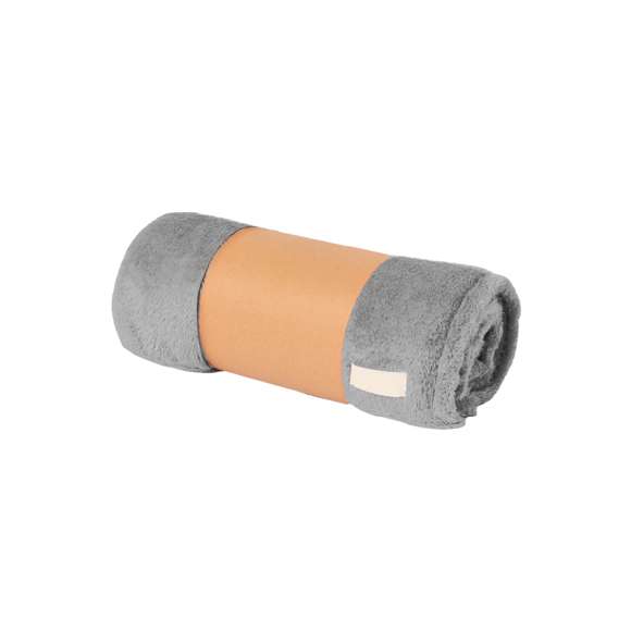 Manta de 130x160cm de suave tacto fabricada en coral fleece anti-pilling de 260g/m2. Incluye parche cosido en tela de poliéster para marcaje. Disponible en variada gama de colores. Presentación individual en funda de cartón reciclado para fácil impresión.