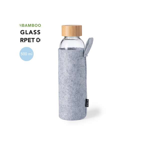 Bidón de 500 ml de capacidad. Fabricado en resistente cristal y con tapón a rosca de bambú. Incluye funda de suave fieltro RPET con práctica asa de transporte. Libre de BPA. Con etiqueta distintiva RPET. Presentado en caja individual de diseño eco.El fieltro RPET reciclado es fruto de la combinación del proceso de reciclaje de materiales plásticos junto a la técnica milenaria de fabricación del fieltro, dando como resultado un material de eco-tendencia que, además de ser de origen reciclado, también se convierte en reciclable.