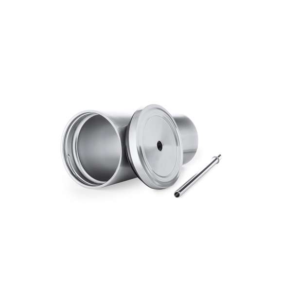 Elegante vaso térmico de acero inoxidable de doble pared y 600 ml de capacidad. De acabado mate, con tapa a rosca y pajita a juego. Presentado en caja individual de diseño kraft.