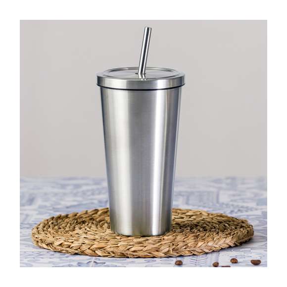 Elegante vaso térmico de acero inoxidable de doble pared y 600 ml de capacidad. De acabado mate, con tapa a rosca y pajita a juego. Presentado en caja individual de diseño kraft.