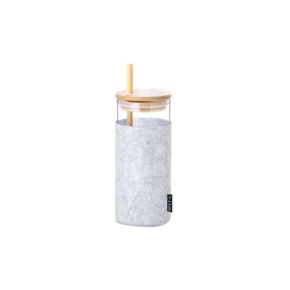 Vaso de alta calidad y 450ml de capacidad. Cuerpo fabricado en cristal de borosilicato, libre de BPA, que ofrece una resistencia y durabilidad excepcionales, alargando su vida útil y pudiendo ser reutilizado infinidad de veces. Incluye funda en suave y sostenible fieltro RPET, tapón de bambú a presión con orificio para pajita, y pajita reutilizable de bambú. Con etiqueta distintiva RPET. Presentado en caja individual de diseño eco.El fieltro RPET reciclado es fruto de la combinación del proceso de reciclaje de materiales plásticos junto a la técnica milenaria de fabricación del fieltro, dando como resultado un material de eco-tendencia que, además de ser de origen reciclado, también se convierte en reciclable.