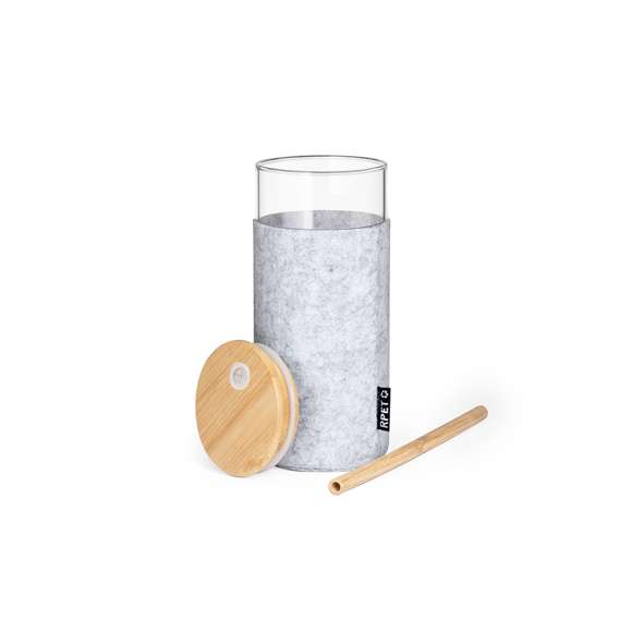 Vaso de alta calidad y 450ml de capacidad. Cuerpo fabricado en cristal de borosilicato, libre de BPA, que ofrece una resistencia y durabilidad excepcionales, alargando su vida útil y pudiendo ser reutilizado infinidad de veces. Incluye funda en suave y sostenible fieltro RPET, tapón de bambú a presión con orificio para pajita, y pajita reutilizable de bambú. Con etiqueta distintiva RPET. Presentado en caja individual de diseño eco.El fieltro RPET reciclado es fruto de la combinación del proceso de reciclaje de materiales plásticos junto a la técnica milenaria de fabricación del fieltro, dando como resultado un material de eco-tendencia que, además de ser de origen reciclado, también se convierte en reciclable.
