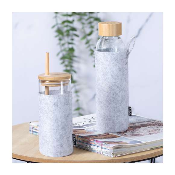 Vaso de alta calidad y 450ml de capacidad. Cuerpo fabricado en cristal de borosilicato, libre de BPA, que ofrece una resistencia y durabilidad excepcionales, alargando su vida útil y pudiendo ser reutilizado infinidad de veces. Incluye funda en suave y sostenible fieltro RPET, tapón de bambú a presión con orificio para pajita, y pajita reutilizable de bambú. Con etiqueta distintiva RPET. Presentado en caja individual de diseño eco.El fieltro RPET reciclado es fruto de la combinación del proceso de reciclaje de materiales plásticos junto a la técnica milenaria de fabricación del fieltro, dando como resultado un material de eco-tendencia que, además de ser de origen reciclado, también se convierte en reciclable.