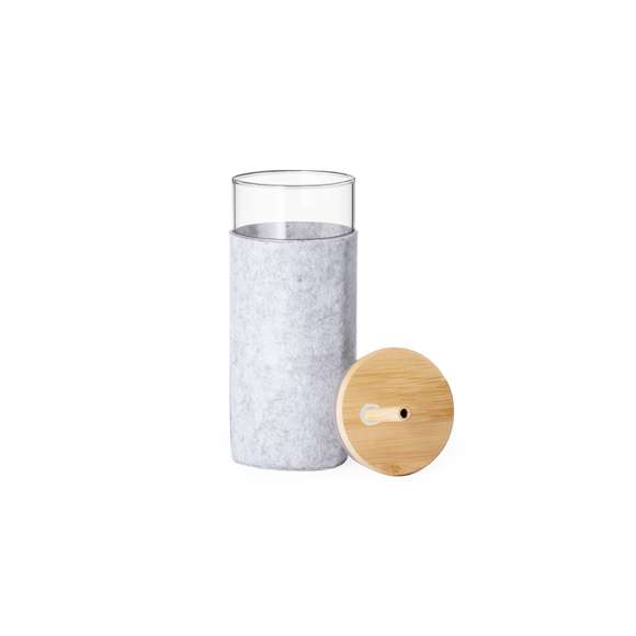 Vaso de alta calidad y 450ml de capacidad. Cuerpo fabricado en cristal de borosilicato, libre de BPA, que ofrece una resistencia y durabilidad excepcionales, alargando su vida útil y pudiendo ser reutilizado infinidad de veces. Incluye funda en suave y sostenible fieltro RPET, tapón de bambú a presión con orificio para pajita, y pajita reutilizable de bambú. Con etiqueta distintiva RPET. Presentado en caja individual de diseño eco.El fieltro RPET reciclado es fruto de la combinación del proceso de reciclaje de materiales plásticos junto a la técnica milenaria de fabricación del fieltro, dando como resultado un material de eco-tendencia que, además de ser de origen reciclado, también se convierte en reciclable.