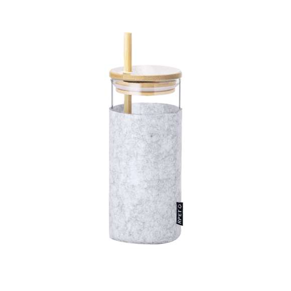 Vaso de alta calidad y 450ml de capacidad. Cuerpo fabricado en cristal de borosilicato, libre de BPA, que ofrece una resistencia y durabilidad excepcionales, alargando su vida útil y pudiendo ser reutilizado infinidad de veces. Incluye funda en suave y sostenible fieltro RPET, tapón de bambú a presión con orificio para pajita, y pajita reutilizable de bambú. Con etiqueta distintiva RPET. Presentado en caja individual de diseño eco.El fieltro RPET reciclado es fruto de la combinación del proceso de reciclaje de materiales plásticos junto a la técnica milenaria de fabricación del fieltro, dando como resultado un material de eco-tendencia que, además de ser de origen reciclado, también se convierte en reciclable.