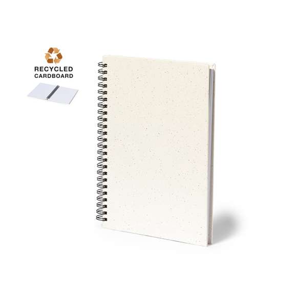 Libreta de anillas A5 con tapas duras en resistente cartón reciclado. Interior con 80 hojas blancas lisas y 100% recicladas microperforadas. Presentada en bolsa individual reciclada.