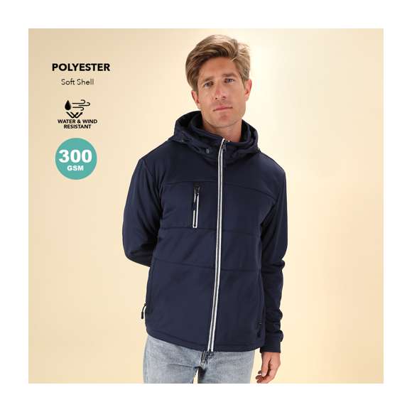 Chaqueta de resistente y transpirable material soft shell de 300g/m2. De corte moderno, con cremallera central, bolsillos laterales y práctico bolsillo en pecho con cierres de cremallera y tiradores en contraste. Cuello elevado con capucha ajustable y desmontable. Dobladillo inferior con cordón ajustable. Mangas con cómodos puños de punto en color a juego. Exterior en soft shell resistente al viento y al agua, e interior de cálido micropolar en color contraste. Disponible en tallas XS, S, M, L, XL, XXL.