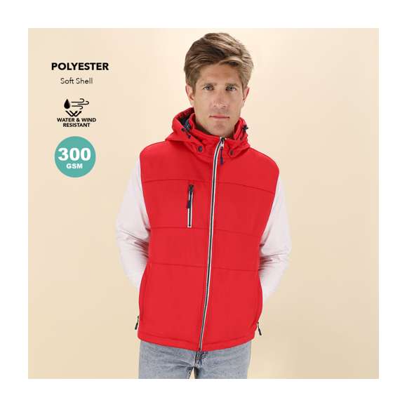Chaleco de resistente y transpirable material soft shell de 300g/m2. De corte moderno, con cremallera central, bolsillos laterales y práctico bolsillo en pecho con cierres de cremallera y tiradores en contraste. Cuello elevado con capucha ajustable y desmontable. Dobladillo inferior con cordón ajustable. Exterior en soft shell resistente al viento y al agua, e interior de cálido micropolar en color contraste. Disponible en tallas XS, S, M, L, XL, XXL.