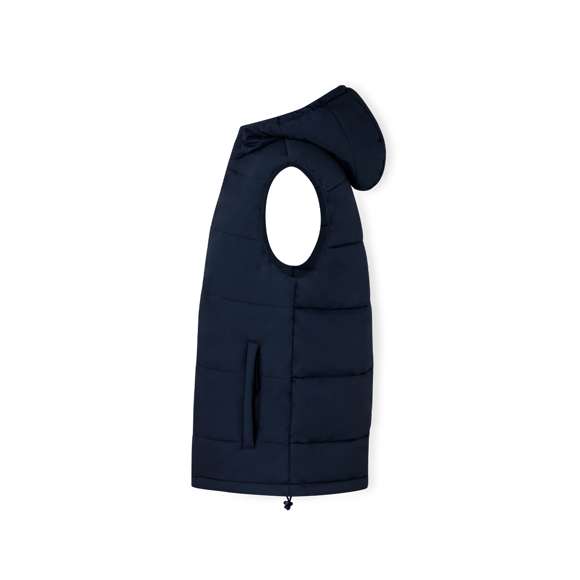 Chaleco con capucha, en cálido y suave material 100% poliéster. En material ligero, resistente al viento y al agua. Diseño de elegante construcción horizontal y acolchado, con capucha fija integrada. Doble cierre frontal de cremallera y corchetes. Bolsillos laterales con tiradores a juego y cordón ajustable en dobladillo. Disponible en tallas XS, S, M, L, XL, XXL.