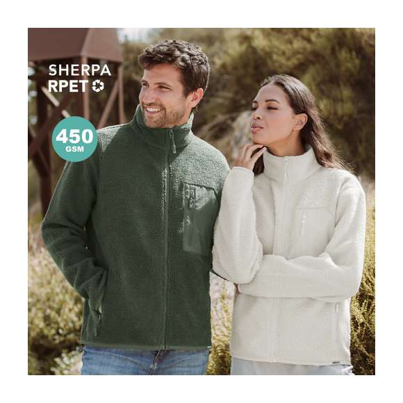 Chaqueta en cálido material sherpa RPET de 450g/m2, con interior de forro polar en color a juego. De suave tacto y estilo borrego. Bolsillo en pecho de poliéster RPET con cierre de cremallera y tirador a juego. Con cremallera central invertida en nailon y bolsillos laterales con tiradores de color a juego, que agregan un estilo único. Incluye distintivo eco en dobladillo inferior de la prenda.Disponible varios colores y en tallas XS, S, M, L, XL, XXL.
