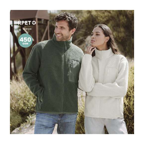 Chaqueta en cálido material sherpa RPET de 450g/m2, con interior de forro polar en color a juego. De suave tacto y estilo borrego. Bolsillo en pecho de poliéster RPET con cierre de cremallera y tirador a juego. Con cremallera central invertida en nailon y bolsillos laterales con tiradores de color a juego, que agregan un estilo único. Incluye distintivo eco en dobladillo inferior de la prenda.Disponible varios colores y en tallas XS, S, M, L, XL, XXL.