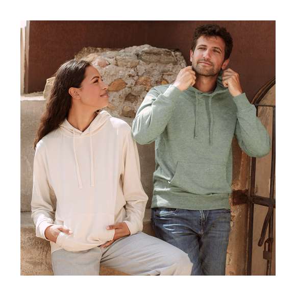 <p>Sudadera ligera unisex con bolsillo canguro y capucha forrada de punto liso, con cordones a juego. Fabricada en combinación de materiales algodón y poliéster de tacto extra suave de 175gsm. Con manga montada, cuello, puños y cintura de punto al tono. Disponible en una amplia variedad de colores efecto bitono, y color natural en efecto liso, que se adaptará a cualquier ocasión. Disponible en tallas XS, S, M, L, XL y XXL.</p>
