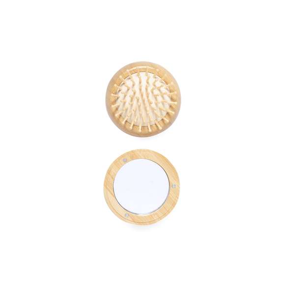 Original cepillo con espejo fabricado en bambú natural. Su unión mediante imanes y su compacto tamaño lo convierten en un perfecto accesorio para el día a día. Presentado en caja individual de diseño kraft. Materiales como el bambú fomentan la utilización de materias primas naturales reduciendo las emisiones contaminantes. Además, el bambú proviene de una planta de gran resistencia y versatilidad, con crecimiento y regeneración rápida, siendo una excelente alternativa al uso de madera tradicional.