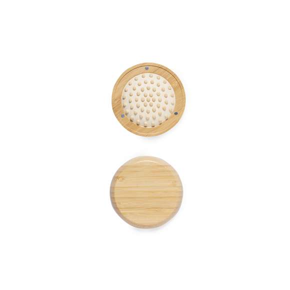Original cepillo con espejo fabricado en bambú natural. Su unión mediante imanes y su compacto tamaño lo convierten en un perfecto accesorio para el día a día. Presentado en caja individual de diseño kraft. Materiales como el bambú fomentan la utilización de materias primas naturales reduciendo las emisiones contaminantes. Además, el bambú proviene de una planta de gran resistencia y versatilidad, con crecimiento y regeneración rápida, siendo una excelente alternativa al uso de madera tradicional.