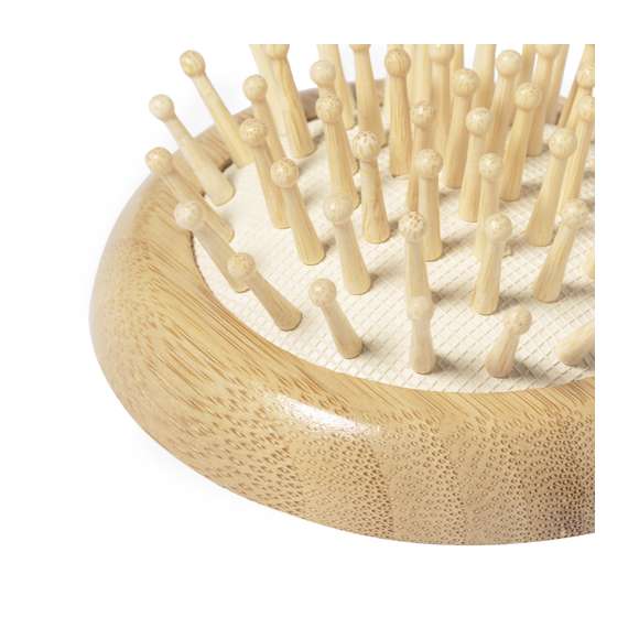 Original cepillo con espejo fabricado en bambú natural. Su unión mediante imanes y su compacto tamaño lo convierten en un perfecto accesorio para el día a día. Presentado en caja individual de diseño kraft. Materiales como el bambú fomentan la utilización de materias primas naturales reduciendo las emisiones contaminantes. Además, el bambú proviene de una planta de gran resistencia y versatilidad, con crecimiento y regeneración rápida, siendo una excelente alternativa al uso de madera tradicional.
