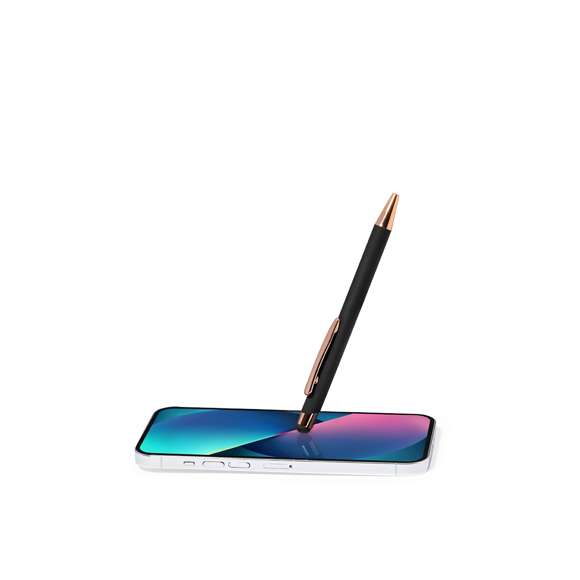 Bolígrafo puntero de tacto goma especialmente diseñado para el marcaje en láser con logotipo en color rosado. De mecanismo pulsador, con clip metálico y accesorios en acabado cobre. Cuerpo disponible en 4 distinguidos colores, de cartucho jumbo y en tinta azul.Presentado en elegante caja de diseño negra.
