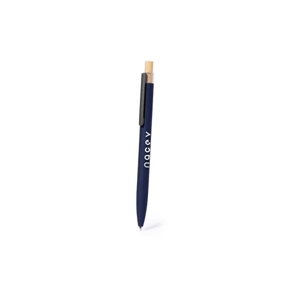 Bolígrafo de mecanismo pulsador fabricado en aluminio reciclado. Pulsador en bambú y cuerpo acabado goma, disponible en variada gama de elegantes colores. Clip metálico y distintivo aluminio reciclado en la parte superior del bolígrafo. De cartucho jumbo y en tinta azul. Presentado en bolsa individual reciclada.El aluminio reciclado es un material con posibilidades de reciclaje casi infinitas, sin perder sus propiedades originales y consumiendo menos energía en este proceso.Certificación GRS (Global Recycled Standard / Estándar de Reciclaje Global), que garantiza el origen reciclado del material usado para fabricar el producto.