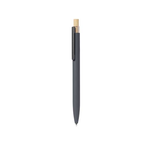 Bolígrafo de mecanismo pulsador fabricado en aluminio reciclado. Pulsador en bambú y cuerpo acabado goma, disponible en variada gama de elegantes colores. Clip metálico y distintivo aluminio reciclado en la parte superior del bolígrafo. De cartucho jumbo y en tinta azul. Presentado en bolsa individual reciclada.El aluminio reciclado es un material con posibilidades de reciclaje casi infinitas, sin perder sus propiedades originales y consumiendo menos energía en este proceso.Certificación GRS (Global Recycled Standard / Estándar de Reciclaje Global), que garantiza el origen reciclado del material usado para fabricar el producto.