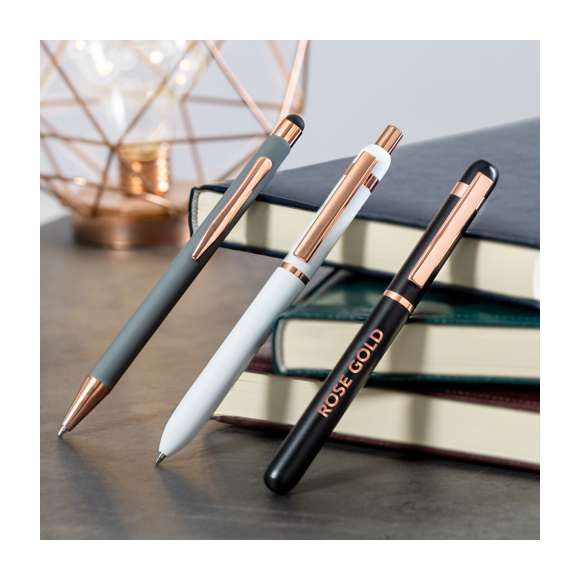 Elegante bolígrafo especialmente diseñado para el marcaje en láser con logotipo en color rosado. De mecanismo pulsador, clip metálico y accesorios en acabado cobre, con detalles plásticos en acabado rosado. Con cartucho jumbo y en tinta azul. Disponible en dos distintivos colores.Presentado en elegante caja de diseño negra.