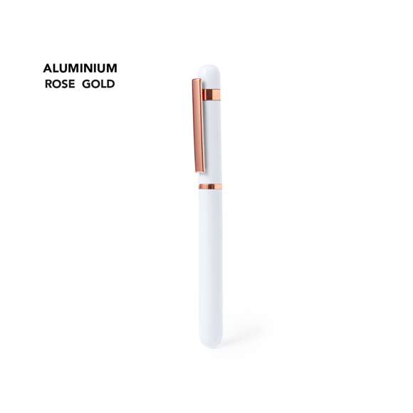 Elegante roller especialmente diseñado para el marcaje en láser con logotipo en color rosado. Con clip metálico y detalles plásticos en acabado rosado. Con cartucho jumbo, en tinta azul y cierre con capucha. Disponible en dos distintivos colores.Presentado en elegante caja de diseño negra.