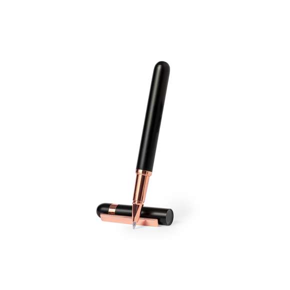 Elegante roller especialmente diseñado para el marcaje en láser con logotipo en color rosado. Con clip metálico y detalles plásticos en acabado rosado. Con cartucho jumbo, en tinta azul y cierre con capucha. Disponible en dos distintivos colores.Presentado en elegante caja de diseño negra.