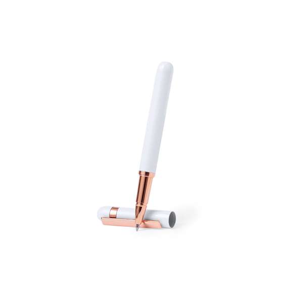 Elegante roller especialmente diseñado para el marcaje en láser con logotipo en color rosado. Con clip metálico y detalles plásticos en acabado rosado. Con cartucho jumbo, en tinta azul y cierre con capucha. Disponible en dos distintivos colores.Presentado en elegante caja de diseño negra.