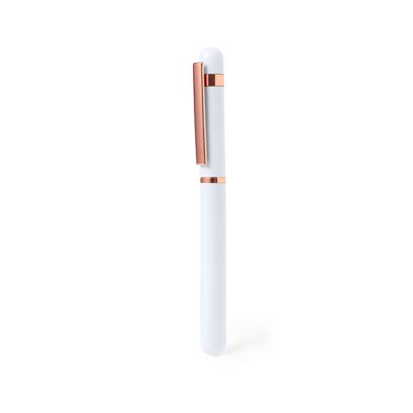 Elegante roller especialmente diseñado para el marcaje en láser con logotipo en color rosado. Con clip metálico y detalles plásticos en acabado rosado. Con cartucho jumbo, en tinta azul y cierre con capucha. Disponible en dos distintivos colores.Presentado en elegante caja de diseño negra.
