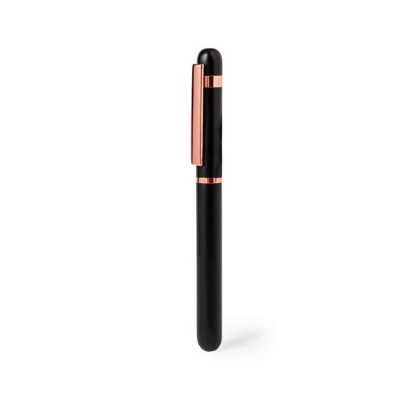 Elegante roller especialmente diseñado para el marcaje en láser con logotipo en color rosado. Con clip metálico y detalles plásticos en acabado rosado. Con cartucho jumbo, en tinta azul y cierre con capucha. Disponible en dos distintivos colores.Presentado en elegante caja de diseño negra.