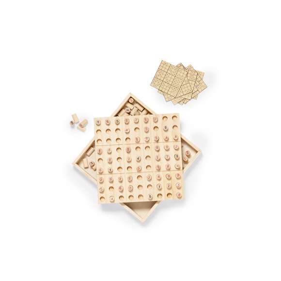Juego de habilidad sudoku fabricado en resistente madera. Incluye 81 fichas de madera numeradas y 10 cartas. Con reglas del juego en español e inglés. Presentado en estuche de madera con tapa-tablero.