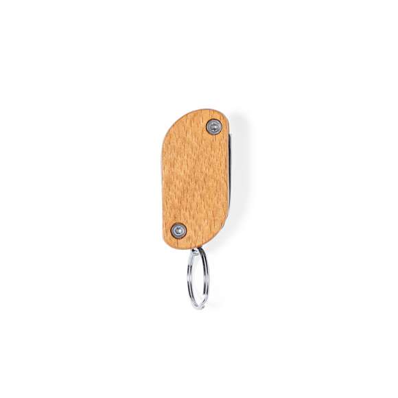 Práctico llavero multiherramienta fabricado en resistente acero inox y madera. Con 9 funciones: destornillador, abrebotellas, cuchillo, abrelatas, lima, distintas llaves y linterna de un led. Alimentación a pilas (3 pilas de botón incluidas) y presentado en caja individual de diseño kraft.