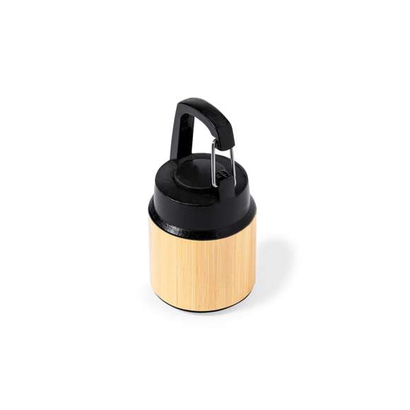 Linterna fabricada en bambú con mosquetón de transporte en resistente ABS negro. 3 LEDs, sistema de encendido de botón y alimentación a pilas (de botón incluidas). Presentada en caja individual de diseño kraft.Materiales como el bambú fomentan la utilización de materias primas naturales reduciendo las emisiones contaminantes. Además, el bambú proviene de una planta de gran resistencia y versatilidad, con crecimiento y regeneración rápida, siendo una excelente alternativa al uso de madera tradicional.