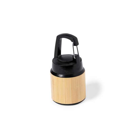 Linterna fabricada en bambú con mosquetón de transporte en resistente ABS negro. 3 LEDs, sistema de encendido de botón y alimentación a pilas (de botón incluidas). Presentada en caja individual de diseño kraft.Materiales como el bambú fomentan la utilización de materias primas naturales reduciendo las emisiones contaminantes. Además, el bambú proviene de una planta de gran resistencia y versatilidad, con crecimiento y regeneración rápida, siendo una excelente alternativa al uso de madera tradicional.