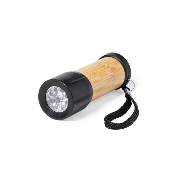 Linterna fabricada en bambú y resistente ABS negro. Con 9 LEDs, correa de sujeción y alimentación a pilas (3xAAA no incluidas). Presentada en caja individual de diseño kraft.Materiales como el bambú fomentan la utilización de materias primas naturales reduciendo las emisiones contaminantes. Además, el bambú proviene de una planta de gran resistencia y versatilidad, con crecimiento y regeneración rápida, siendo una excelente alternativa al uso de madera tradicional.
