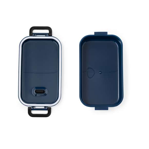 Fiambrera con exterior en acabado mate, fabricada en PP reciclado libre de BPA. De 900ml de capacidad y tapa hermética con cierres de seguridad. Dispone de Certificación Food Grade, garantizando la seguridad cuando los alimentos entran en contacto con el material usado para fabricar el producto. Disponible en variada gamas de colores. Presentada en bolsa individual reciclada.El PP reciclado es un plástico reciclado y altamente reciclable, de gran resistencia y apto para multitud de aplicaciones.