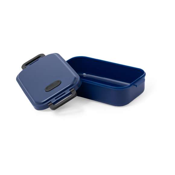 Fiambrera con exterior en acabado mate, fabricada en PP reciclado libre de BPA. De 900ml de capacidad y tapa hermética con cierres de seguridad. Dispone de Certificación Food Grade, garantizando la seguridad cuando los alimentos entran en contacto con el material usado para fabricar el producto. Disponible en variada gamas de colores. Presentada en bolsa individual reciclada.El PP reciclado es un plástico reciclado y altamente reciclable, de gran resistencia y apto para multitud de aplicaciones.