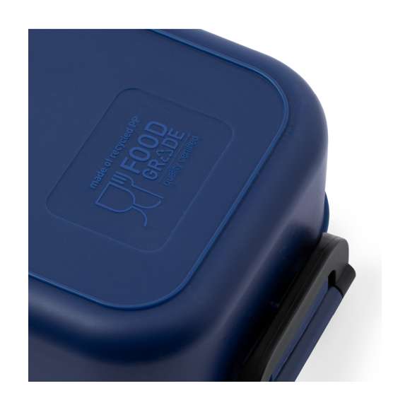 Fiambrera con exterior en acabado mate, fabricada en PP reciclado libre de BPA. De 900ml de capacidad y tapa hermética con cierres de seguridad. Dispone de Certificación Food Grade, garantizando la seguridad cuando los alimentos entran en contacto con el material usado para fabricar el producto. Disponible en variada gamas de colores. Presentada en bolsa individual reciclada.El PP reciclado es un plástico reciclado y altamente reciclable, de gran resistencia y apto para multitud de aplicaciones.